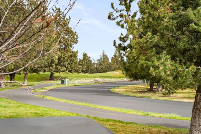 8588 Red Wing Lane, Redmond, OR 97756