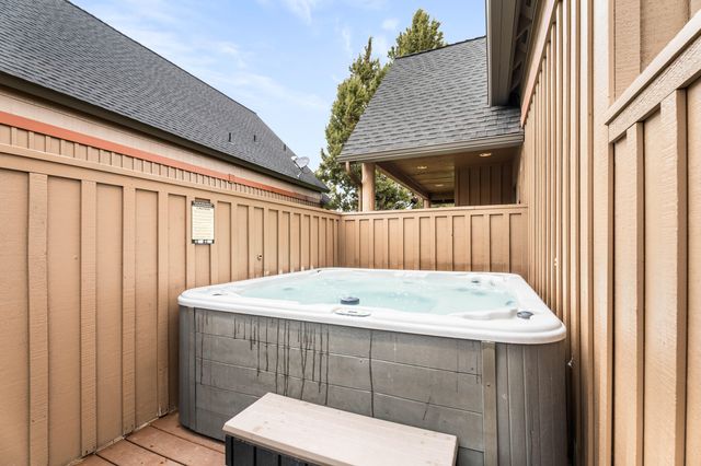 8588 Red Wing Lane, Redmond, OR 97756