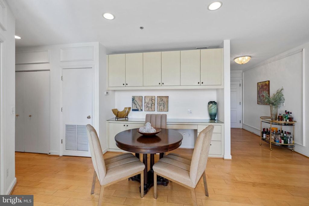 Image 7 of property listing at 100 HARBORVIEW DR #1708, Baltimore, MD 21230