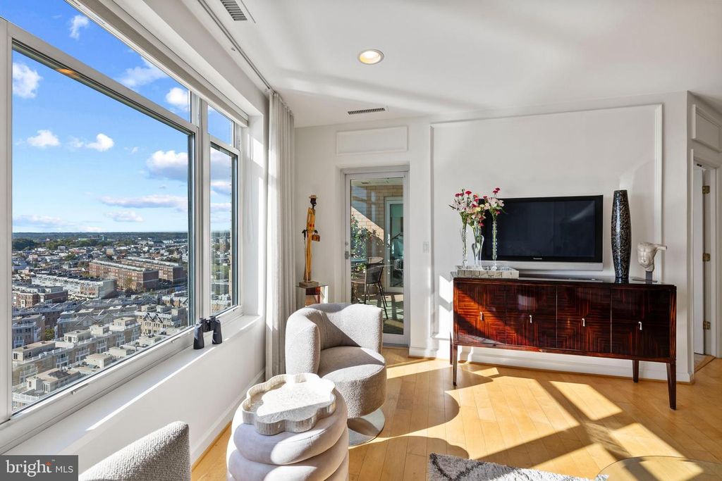 Image 8 of property listing at 100 HARBORVIEW DR #1708, Baltimore, MD 21230