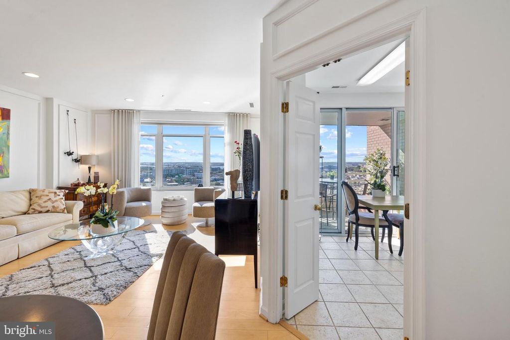 Image 9 of property listing at 100 HARBORVIEW DR #1708, Baltimore, MD 21230