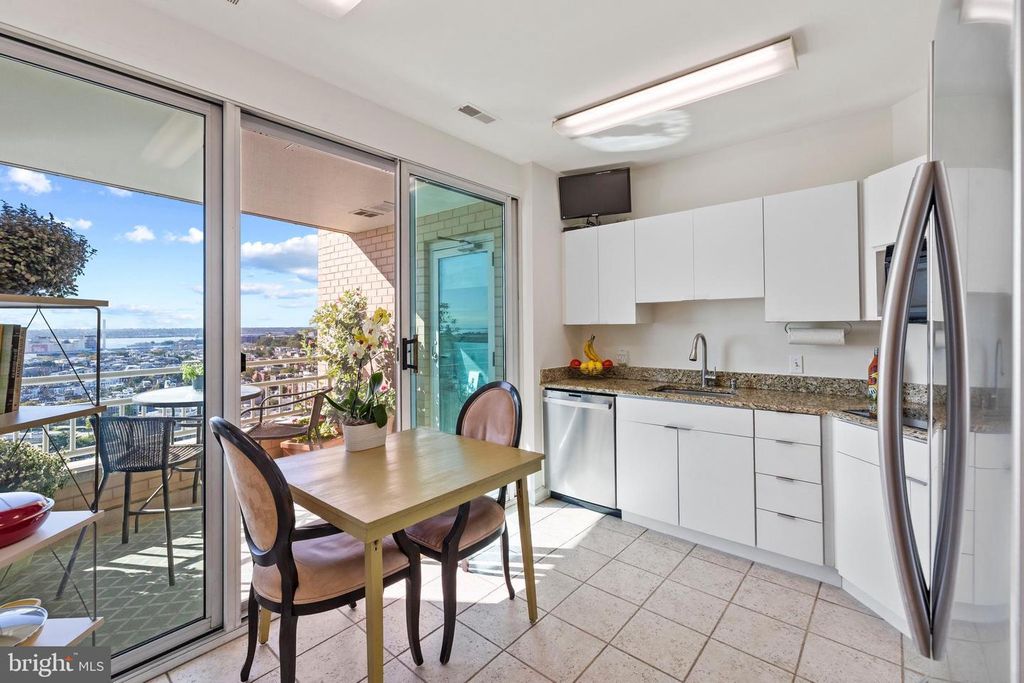 Image 10 of property listing at 100 HARBORVIEW DR #1708, Baltimore, MD 21230