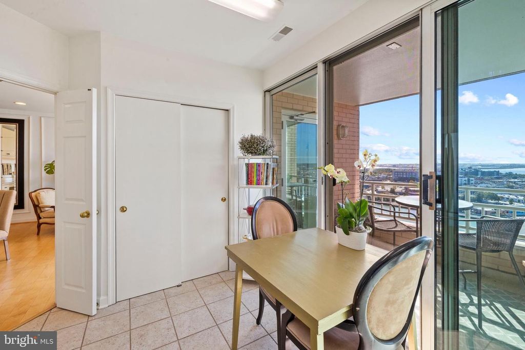 Image 11 of property listing at 100 HARBORVIEW DR #1708, Baltimore, MD 21230