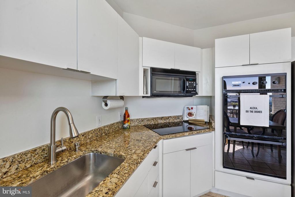 Image 12 of property listing at 100 HARBORVIEW DR #1708, Baltimore, MD 21230