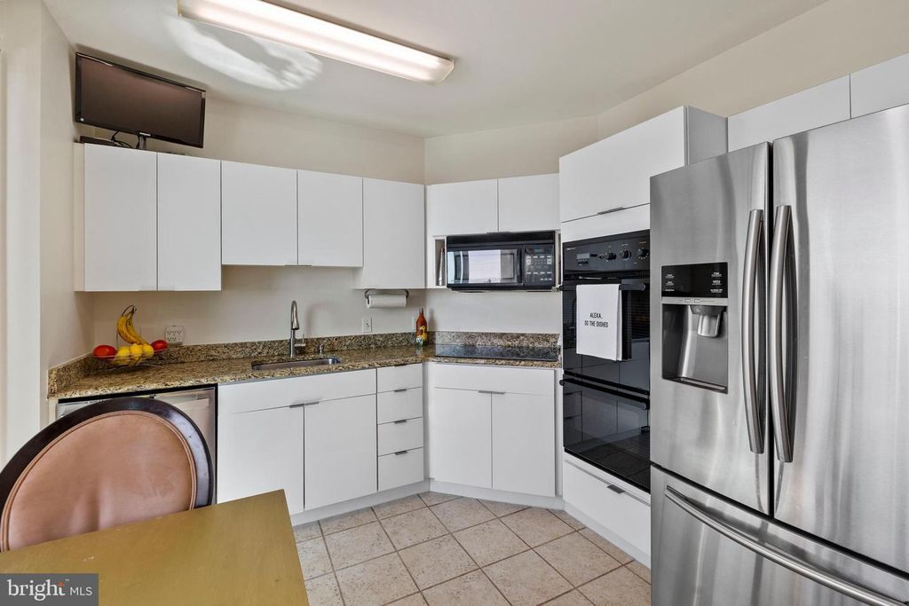 Image 13 of property listing at 100 HARBORVIEW DR #1708, Baltimore, MD 21230