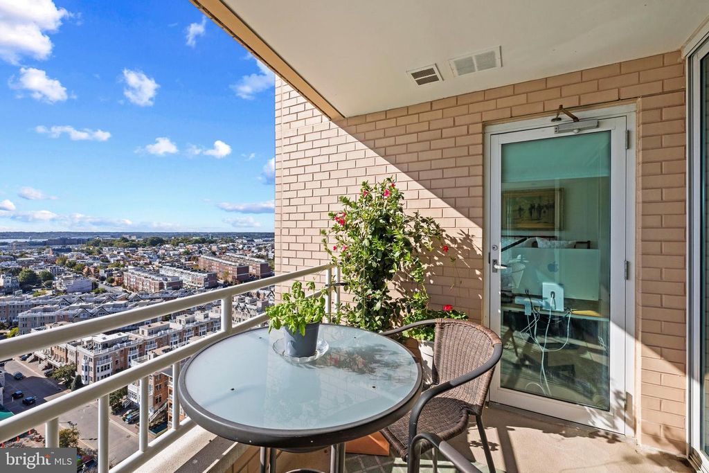 Image 14 of property listing at 100 HARBORVIEW DR #1708, Baltimore, MD 21230