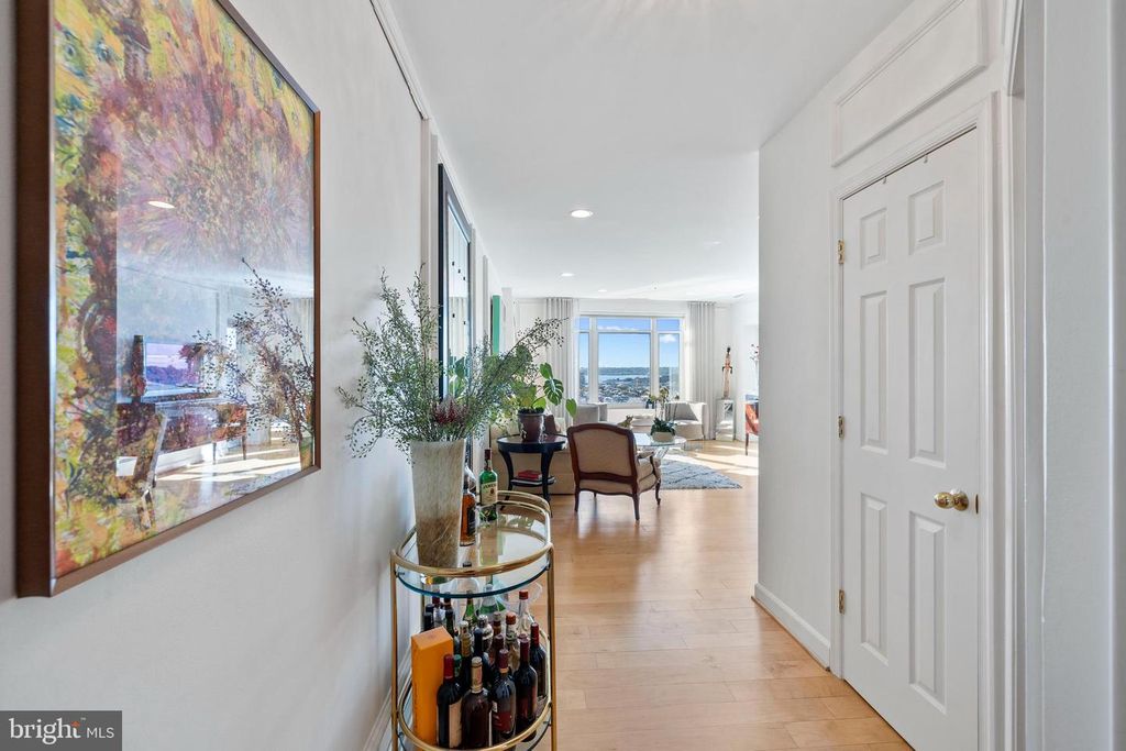 Image 2 of property listing at 100 HARBORVIEW DR #1708, Baltimore, MD 21230