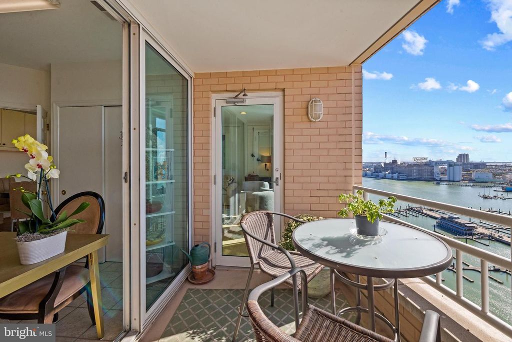 Image 16 of property listing at 100 HARBORVIEW DR #1708, Baltimore, MD 21230