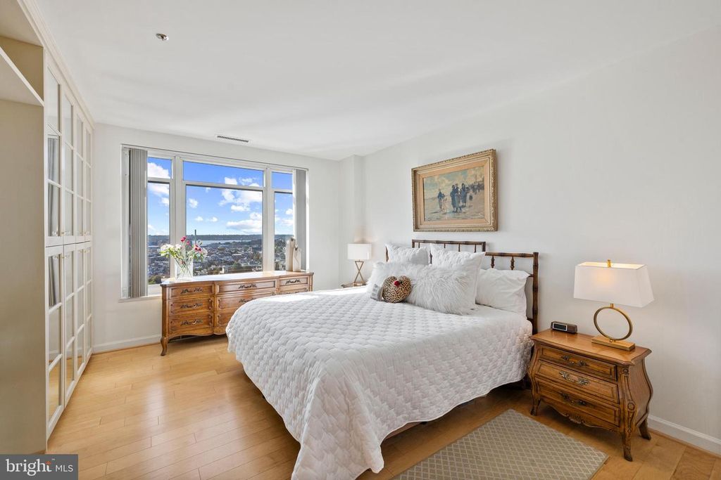 Image 18 of property listing at 100 HARBORVIEW DR #1708, Baltimore, MD 21230