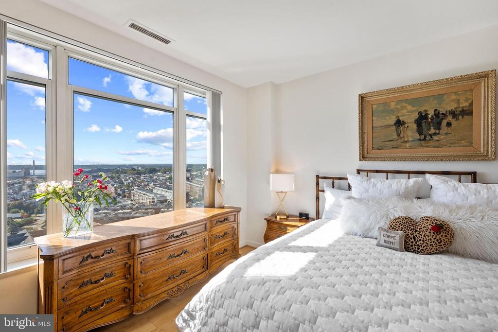 Image 19 of property listing at 100 HARBORVIEW DR #1708, Baltimore, MD 21230
