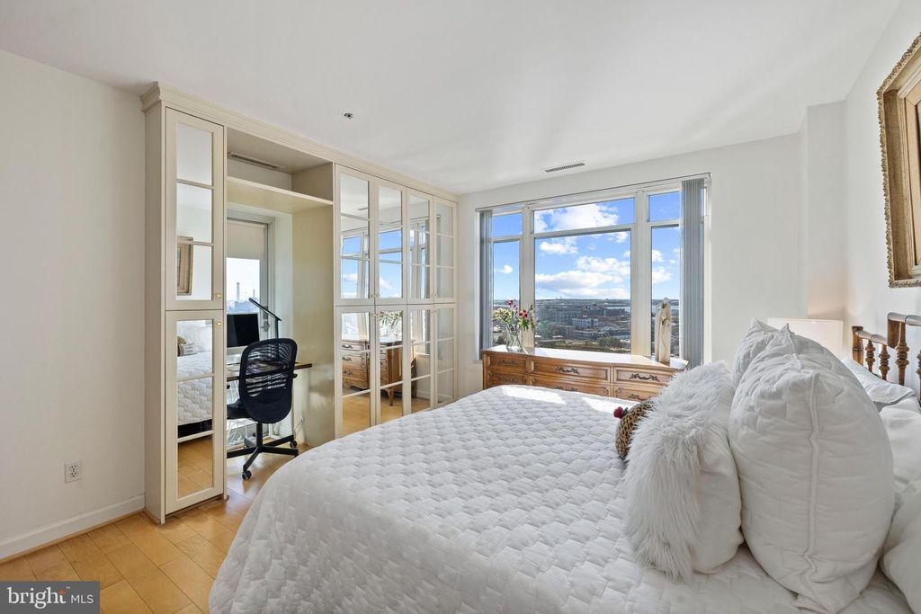 Image 20 of property listing at 100 HARBORVIEW DR #1708, Baltimore, MD 21230