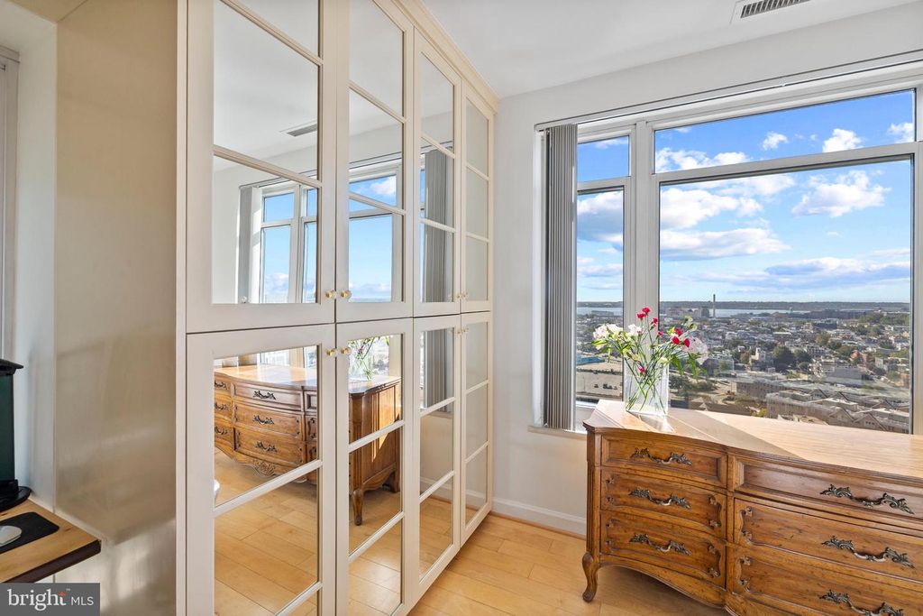 Image 21 of property listing at 100 HARBORVIEW DR #1708, Baltimore, MD 21230