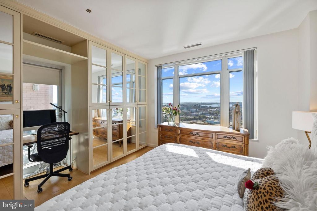 Image 24 of property listing at 100 HARBORVIEW DR #1708, Baltimore, MD 21230