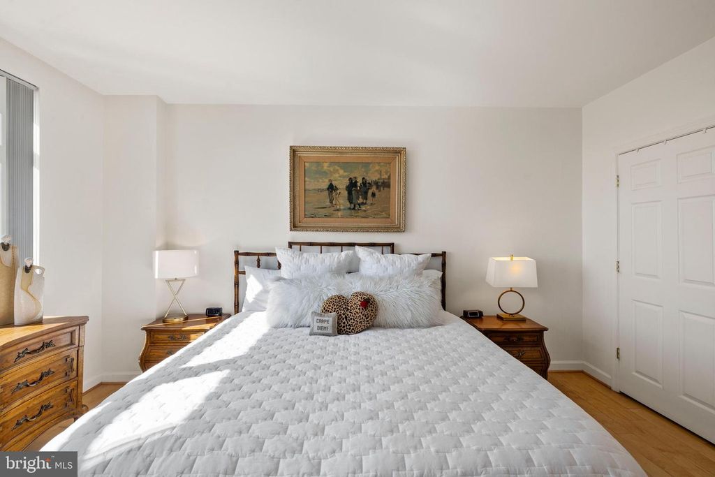 Image 25 of property listing at 100 HARBORVIEW DR #1708, Baltimore, MD 21230