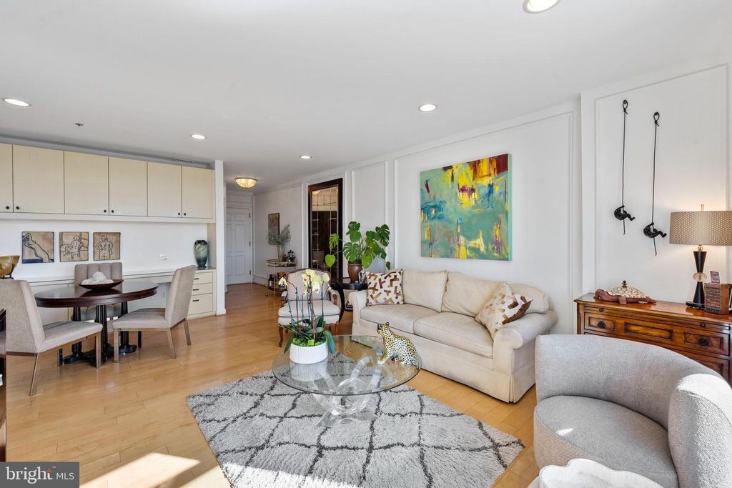 Image 3 of property listing at 100 HARBORVIEW DR #1708, Baltimore, MD 21230
