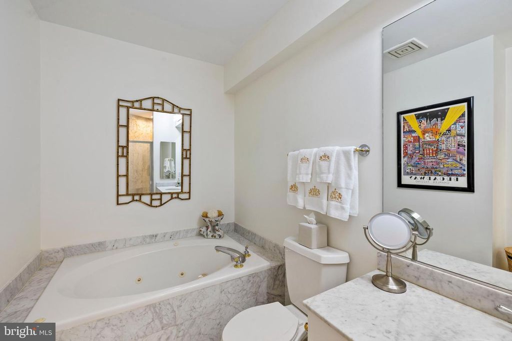 Image 26 of property listing at 100 HARBORVIEW DR #1708, Baltimore, MD 21230