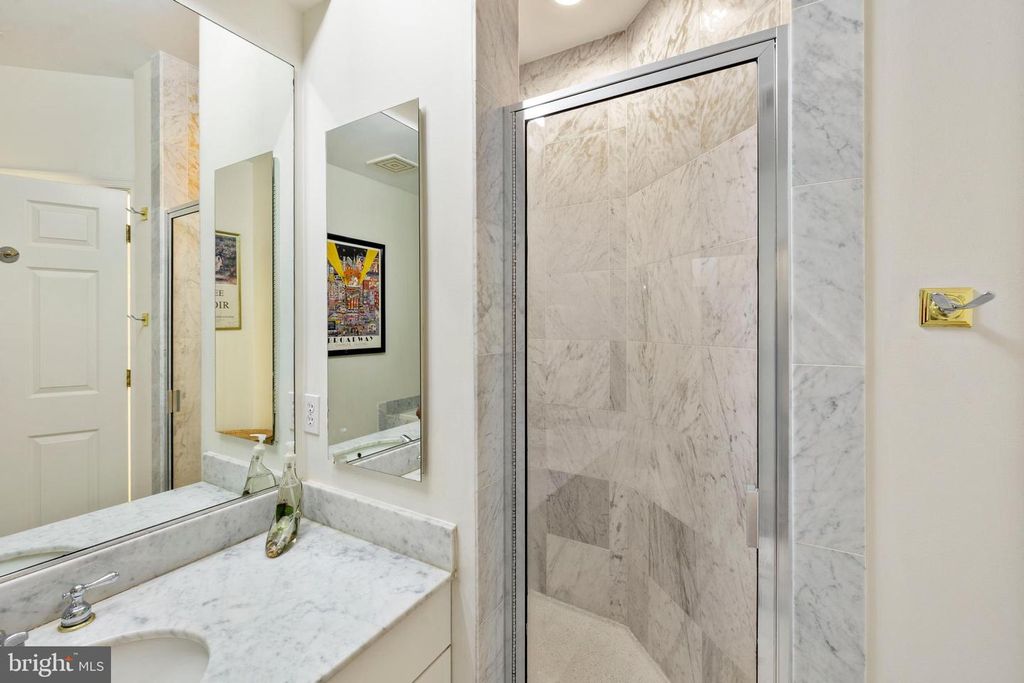 Image 27 of property listing at 100 HARBORVIEW DR #1708, Baltimore, MD 21230
