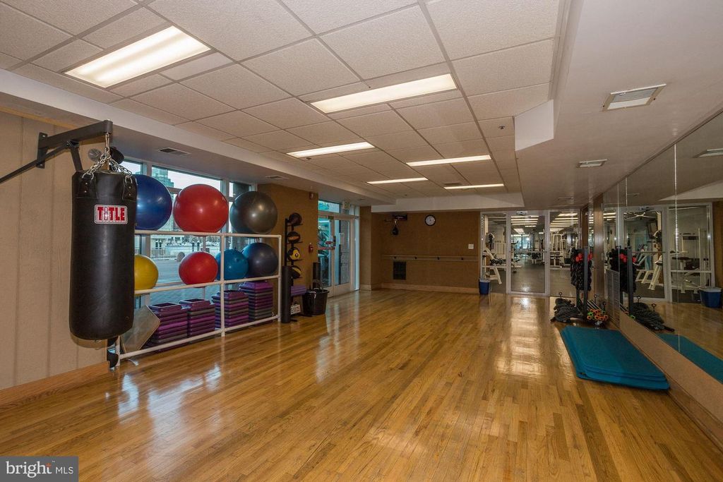 Image 30 of property listing at 100 HARBORVIEW DR #1708, Baltimore, MD 21230