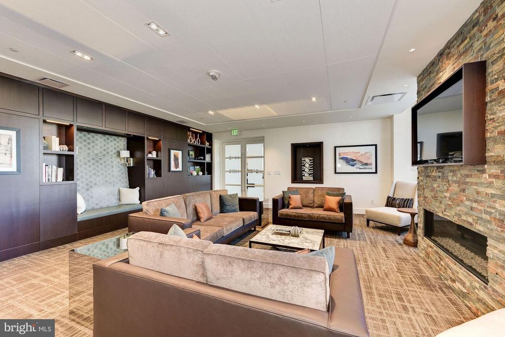 Image 31 of property listing at 100 HARBORVIEW DR #1708, Baltimore, MD 21230
