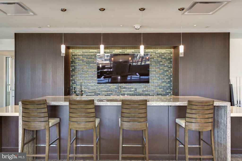 Image 33 of property listing at 100 HARBORVIEW DR #1708, Baltimore, MD 21230