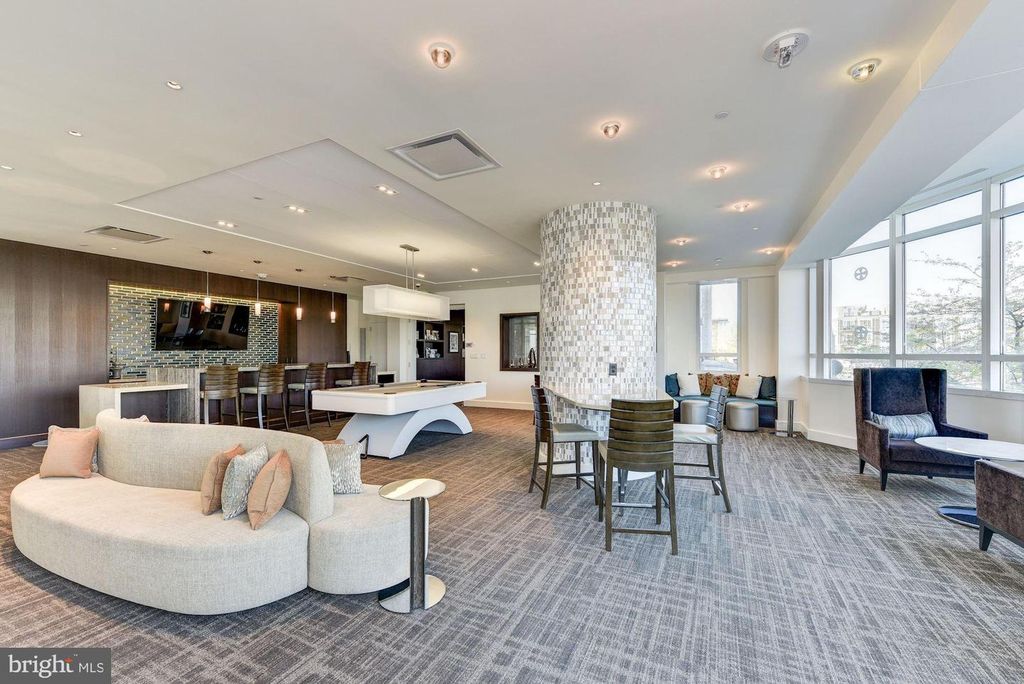 Image 35 of property listing at 100 HARBORVIEW DR #1708, Baltimore, MD 21230