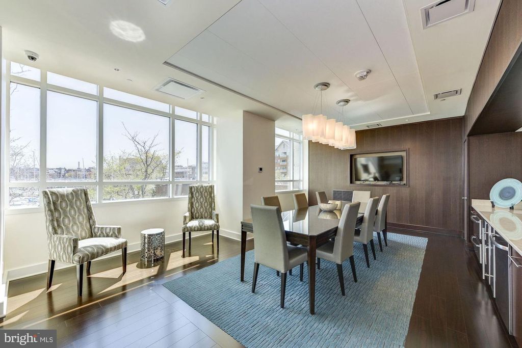Image 36 of property listing at 100 HARBORVIEW DR #1708, Baltimore, MD 21230