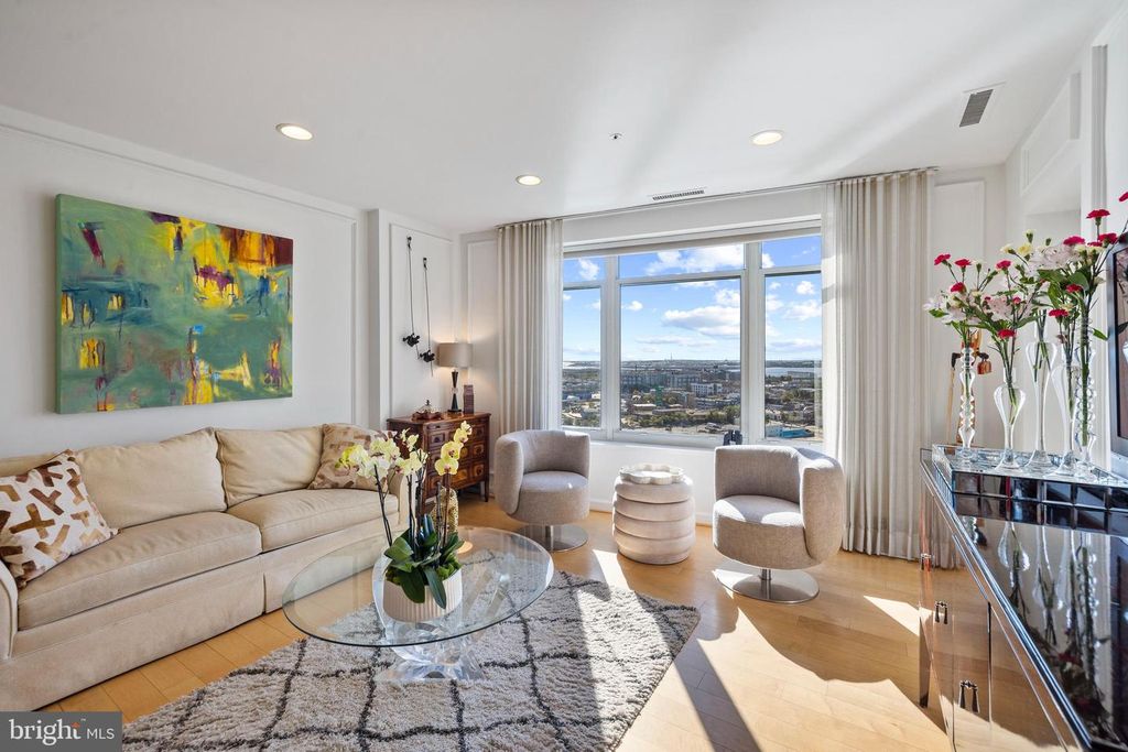 Image 5 of property listing at 100 HARBORVIEW DR #1708, Baltimore, MD 21230