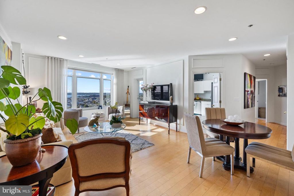 Image 6 of property listing at 100 HARBORVIEW DR #1708, Baltimore, MD 21230