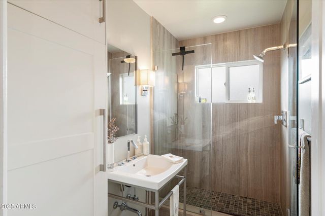 3328 E TURNEY Avenue, Phoenix, AZ 85018