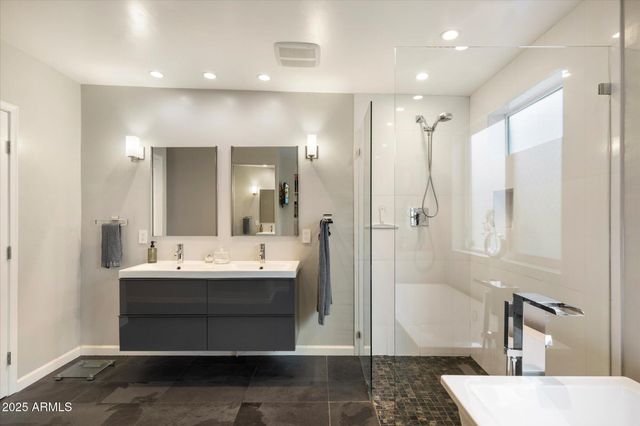 3328 E TURNEY Avenue, Phoenix, AZ 85018