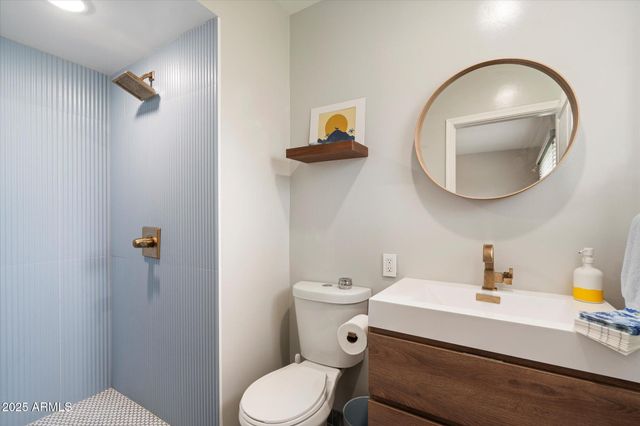 3328 E TURNEY Avenue, Phoenix, AZ 85018