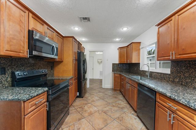 6515 SW 8th Place, North Lauderdale, FL 33068