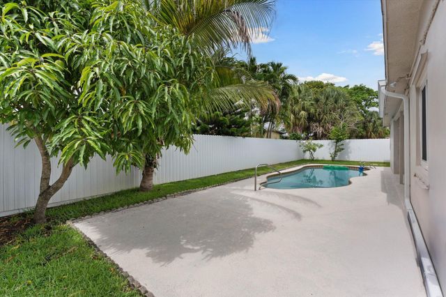 6515 SW 8th Place, North Lauderdale, FL 33068
