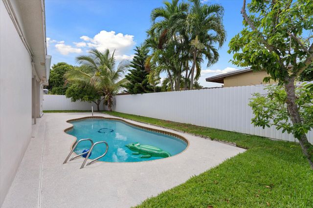 6515 SW 8th Place, North Lauderdale, FL 33068