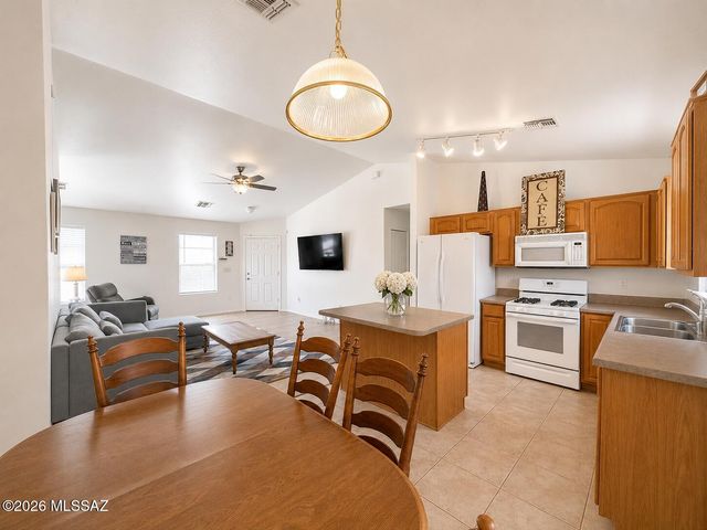 13211 E Mineta Ridge Drive, Vail, AZ 85641