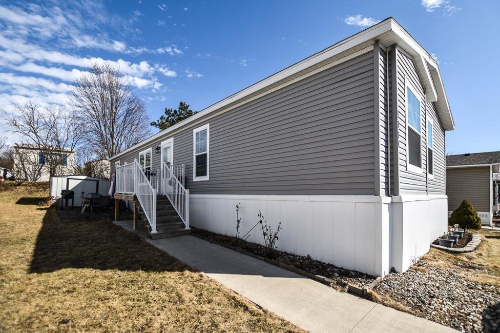 1374 Birchview Drive, Maplewood, MN 55119