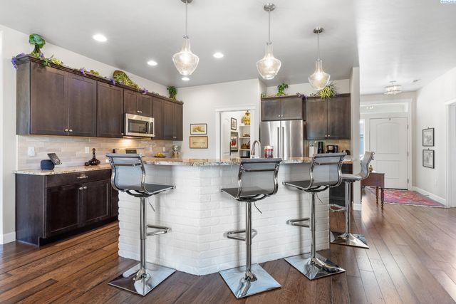 10216 W 16th Place, Kennewick, WA 99338