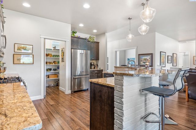 10216 W 16th Place, Kennewick, WA 99338