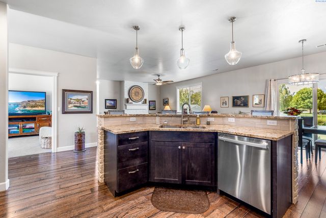 10216 W 16th Place, Kennewick, WA 99338