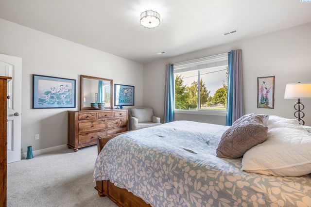 10216 W 16th Place, Kennewick, WA 99338