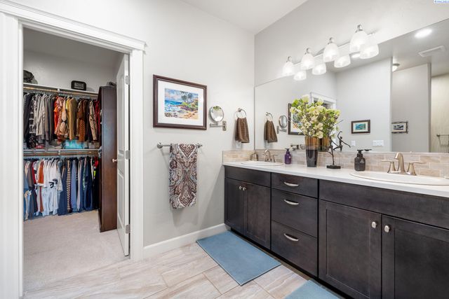 10216 W 16th Place, Kennewick, WA 99338