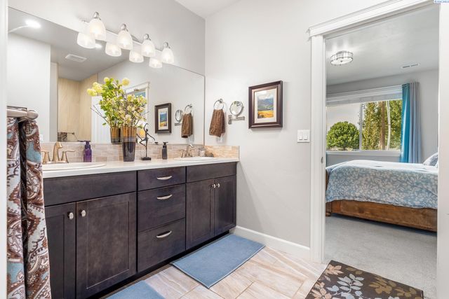 10216 W 16th Place, Kennewick, WA 99338