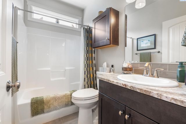 10216 W 16th Place, Kennewick, WA 99338