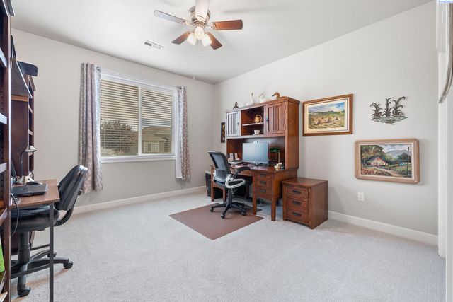 10216 W 16th Place, Kennewick, WA 99338