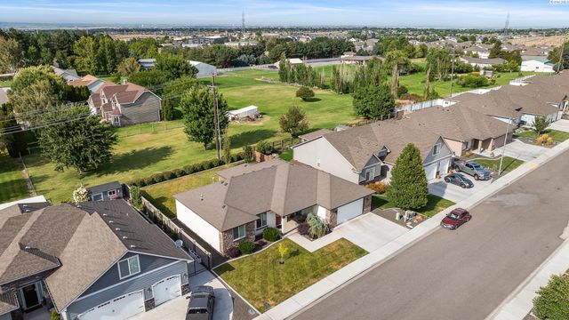 10216 W 16th Place, Kennewick, WA 99338
