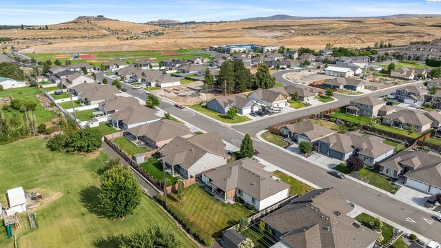 10216 W 16th Place, Kennewick, WA 99338