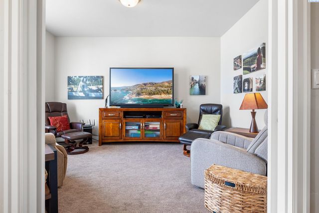 10216 W 16th Place, Kennewick, WA 99338