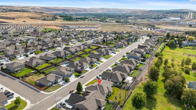 10216 W 16th Place, Kennewick, WA 99338