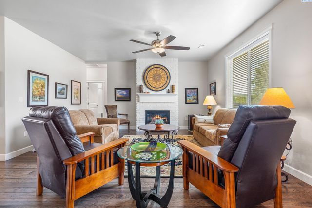 10216 W 16th Place, Kennewick, WA 99338