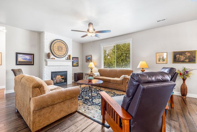 10216 W 16th Place, Kennewick, WA 99338